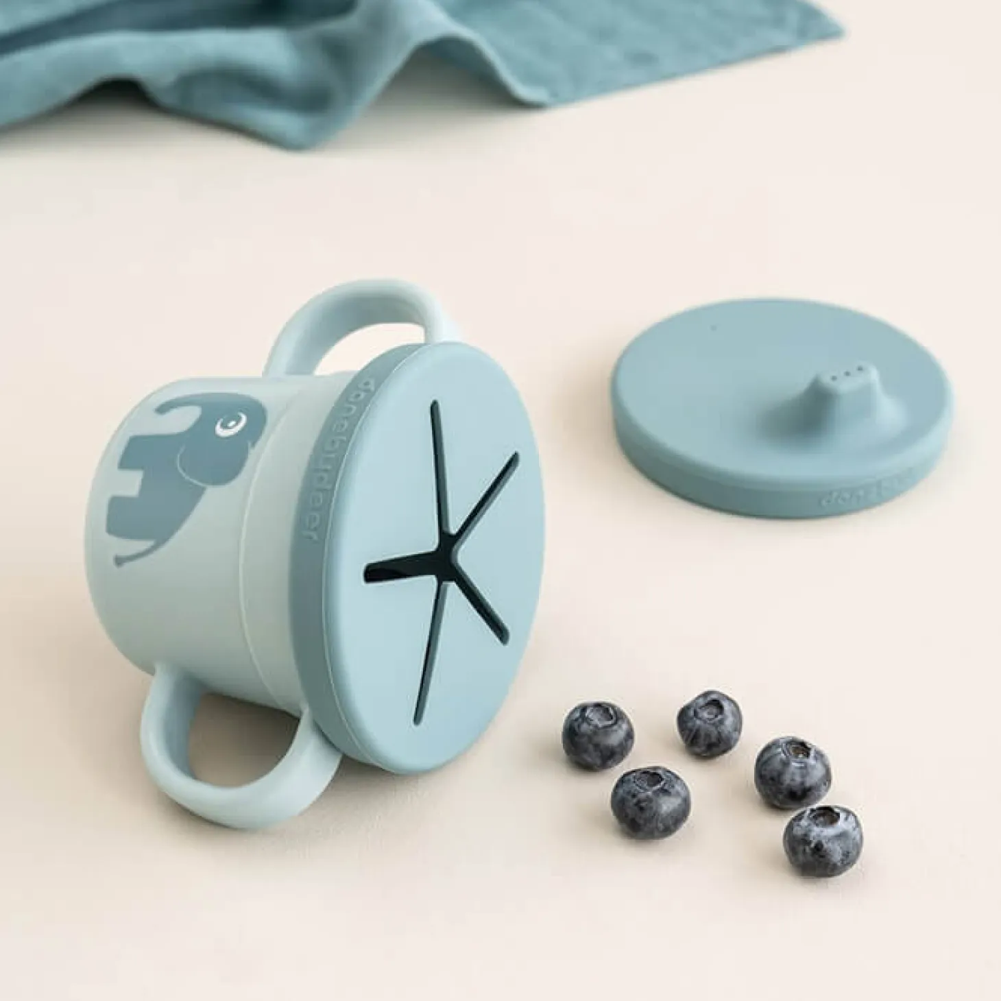 Kubek z ustnikiem i nakładką Niewysypek Foodie - Blue