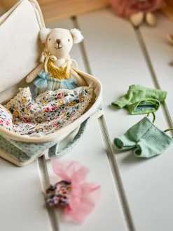 Idealne W Podróży|2 Lata + | Bloomingville Mini Laleczka Lara w torebce z zestawem ubranek - Brown
