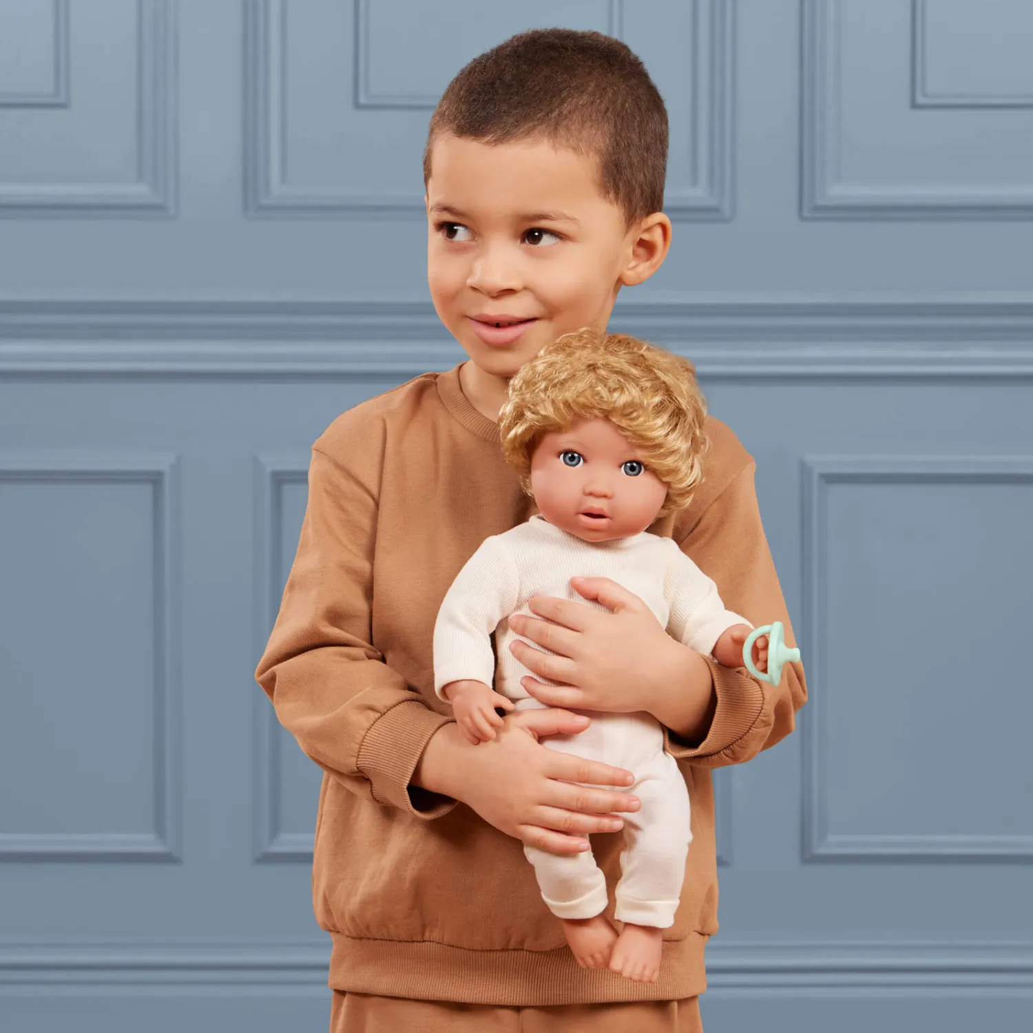 6 Lat+|3 Lata + | LullaBaby Lalka niemowlę chłopiec z włosami i smoczkiem, w dwuczęściowym ubranku - blondyn