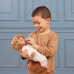 6 Lat+|3 Lata + | LullaBaby Lalka niemowlę chłopiec z włosami i smoczkiem, w dwuczęściowym ubranku - blondyn