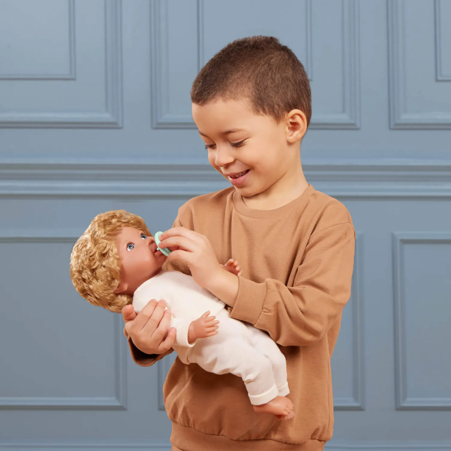 6 Lat+|3 Lata + | LullaBaby Lalka niemowlę chłopiec z włosami i smoczkiem, w dwuczęściowym ubranku - blondyn