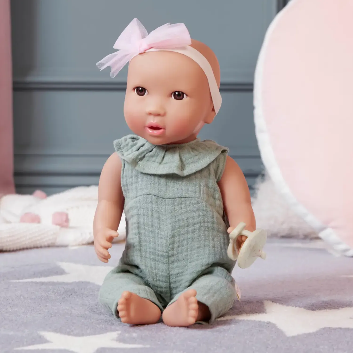 2 Lata +|Lalki | LullaBaby Lalka niemowlę ze smoczkiem, w muślinowym ubranku i opasce