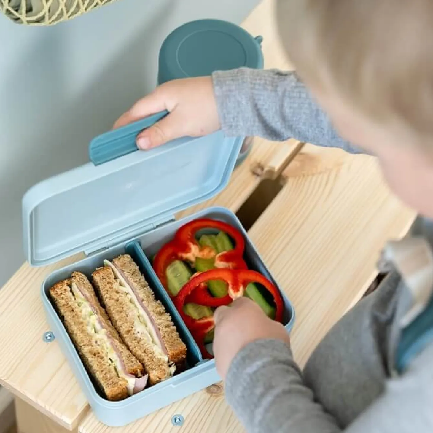Lunchbox dla dziecka z podziałką Tiny Farm Blue