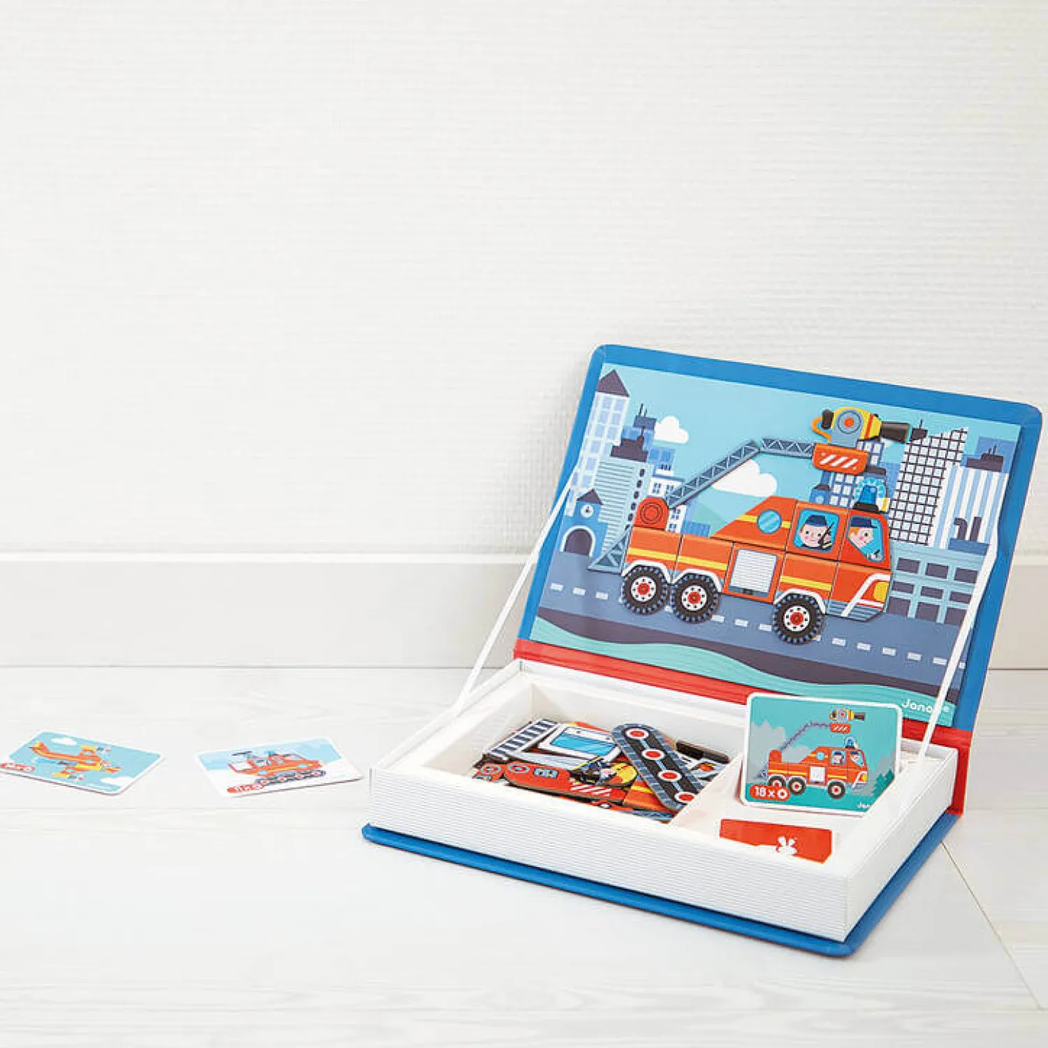 Idealne W Podróży|Magnetyczne | Janod Magnetyczna układanka Straż pożarna Magnetibook
