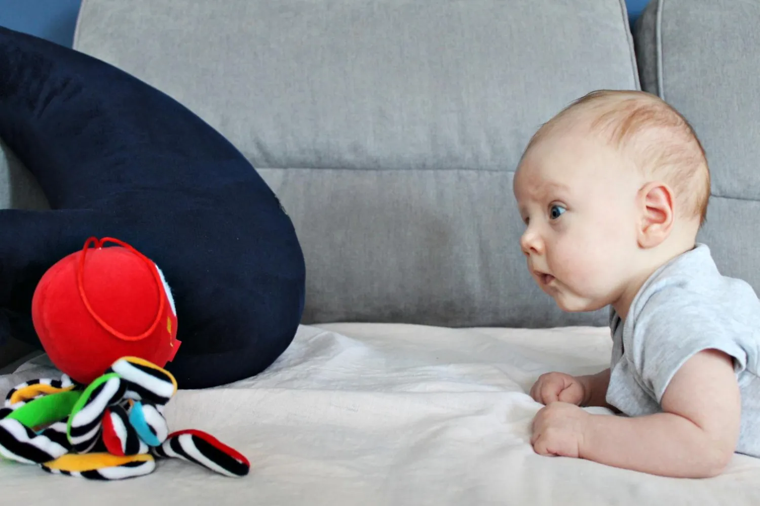 Idealne W Podróży|Zawieszki Do Wózka | Mom's Care Mini ośmiorniczka kontrastowa CZERWONA