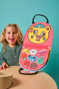 Idealne W Podróży|Aktywizujące | OMY Montessori miękka książka aktywizująca - kształty i kolory