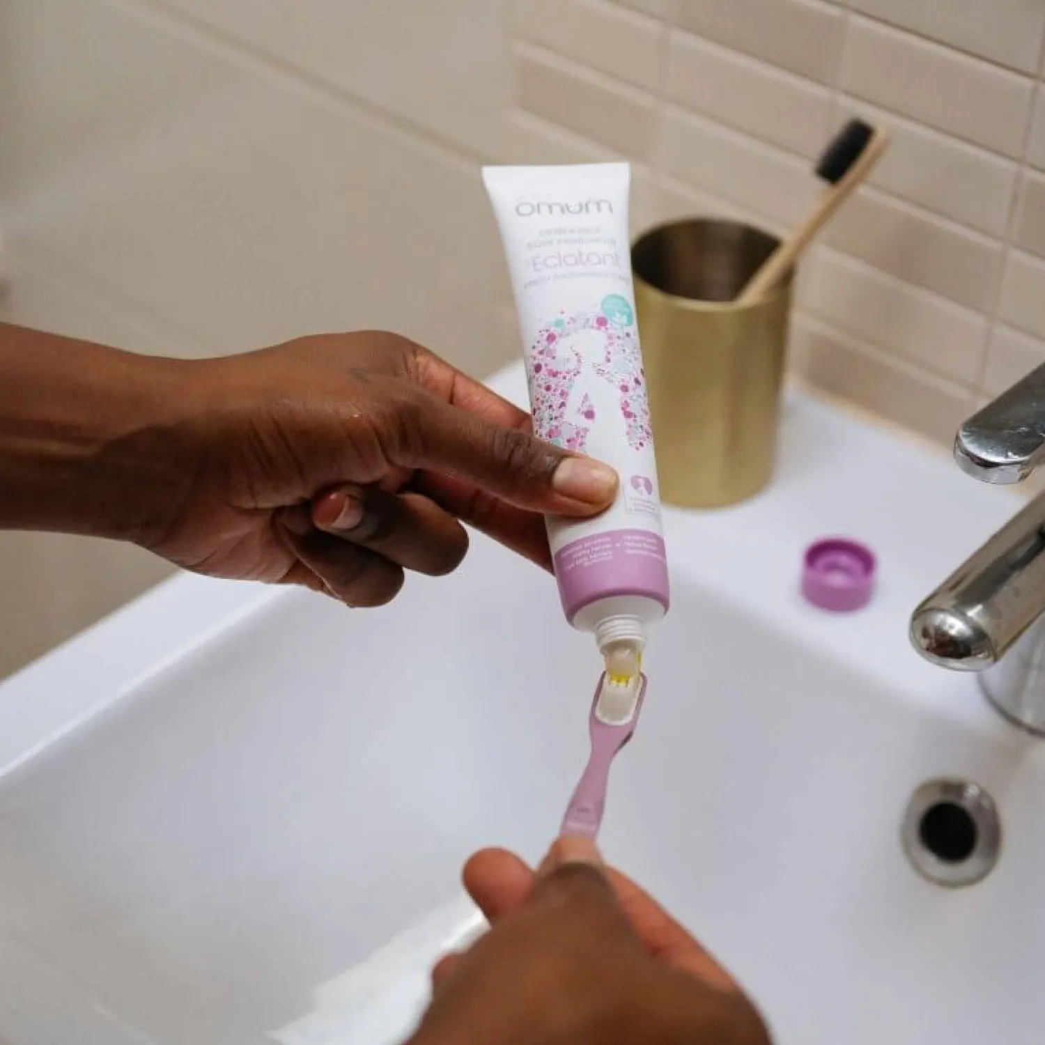 Naturalne Kosmetyki Dla Mam | Omum Naturalna pasta do wrażliwych zębów i dziąseł, bez fluoru, dla kobiet w ciąży i karmiących, Cosmebio, 75 ml