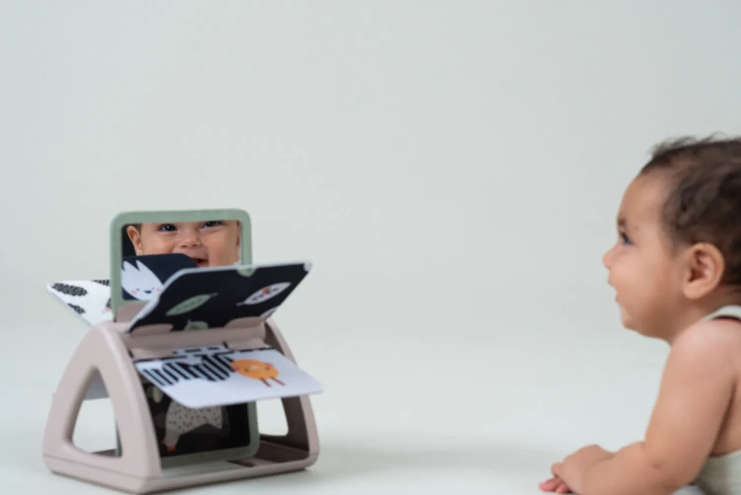 Kontrastowe|Aktywizujące | Taf Toys Obracająca się książeczka grzechocząca Tummy Time - Czarno-Biała