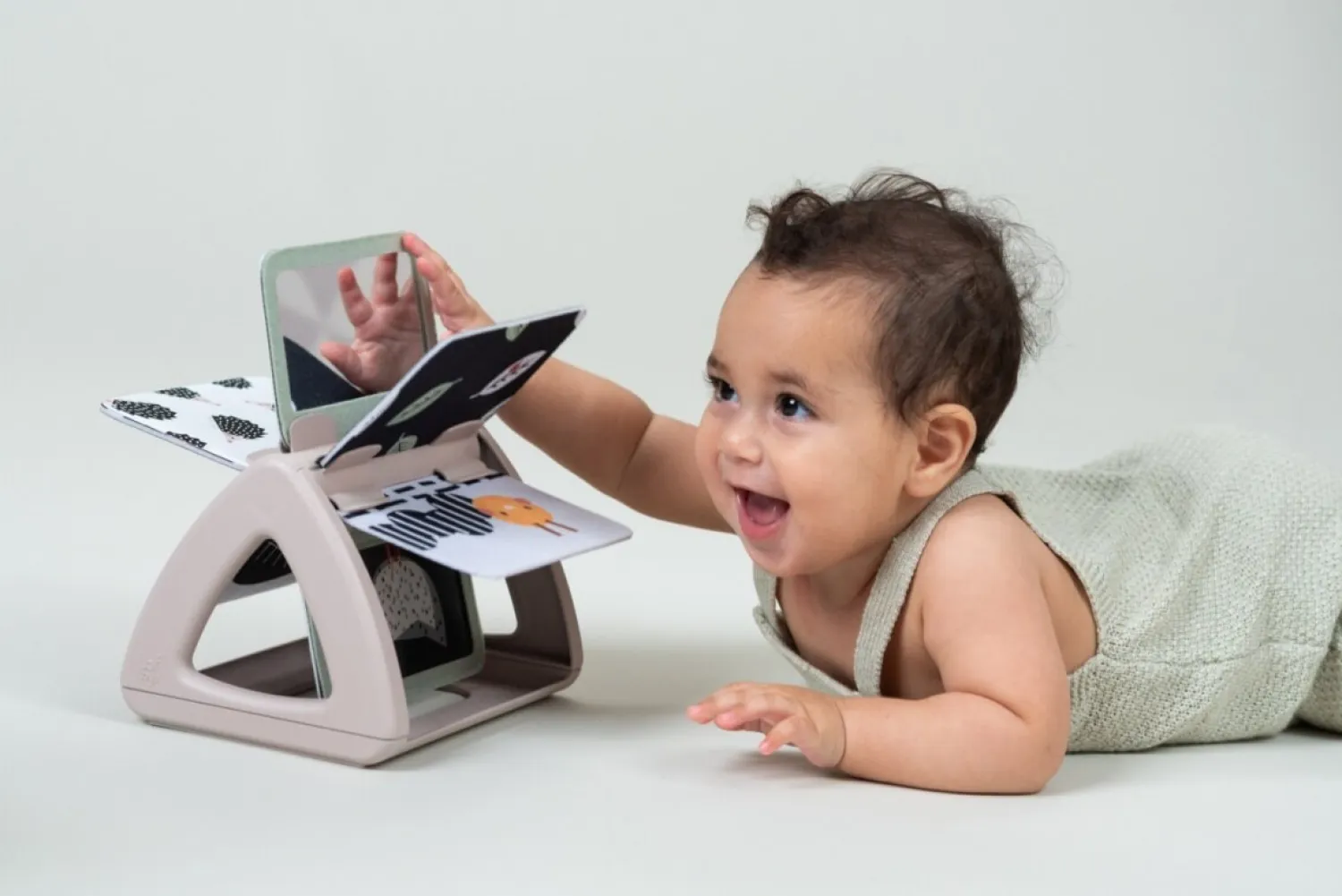 Kontrastowe|Aktywizujące | Taf Toys Obracająca się książeczka grzechocząca Tummy Time - Czarno-Biała