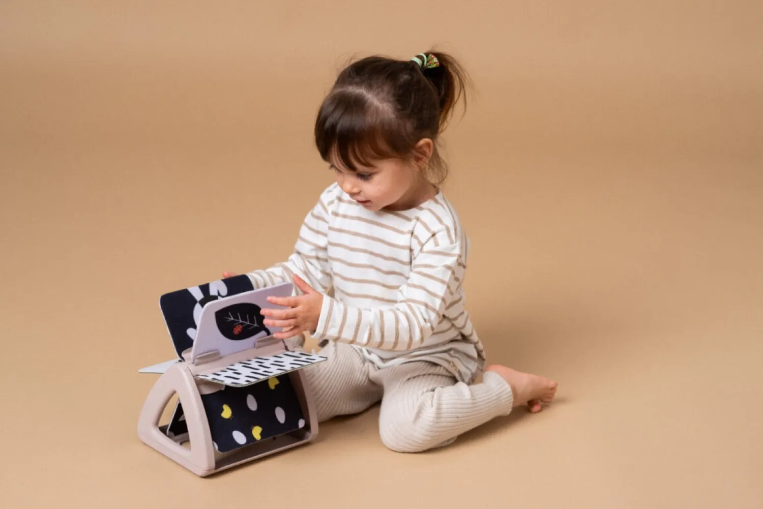 Kontrastowe|Aktywizujące | Taf Toys Obracająca się książeczka grzechocząca Tummy Time - Czarno-Biała