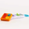 Idealne W Podróży|12M+ | Fat Brain Toys PlayTab Go - Sensoryczne Kwadraty z zawieszką