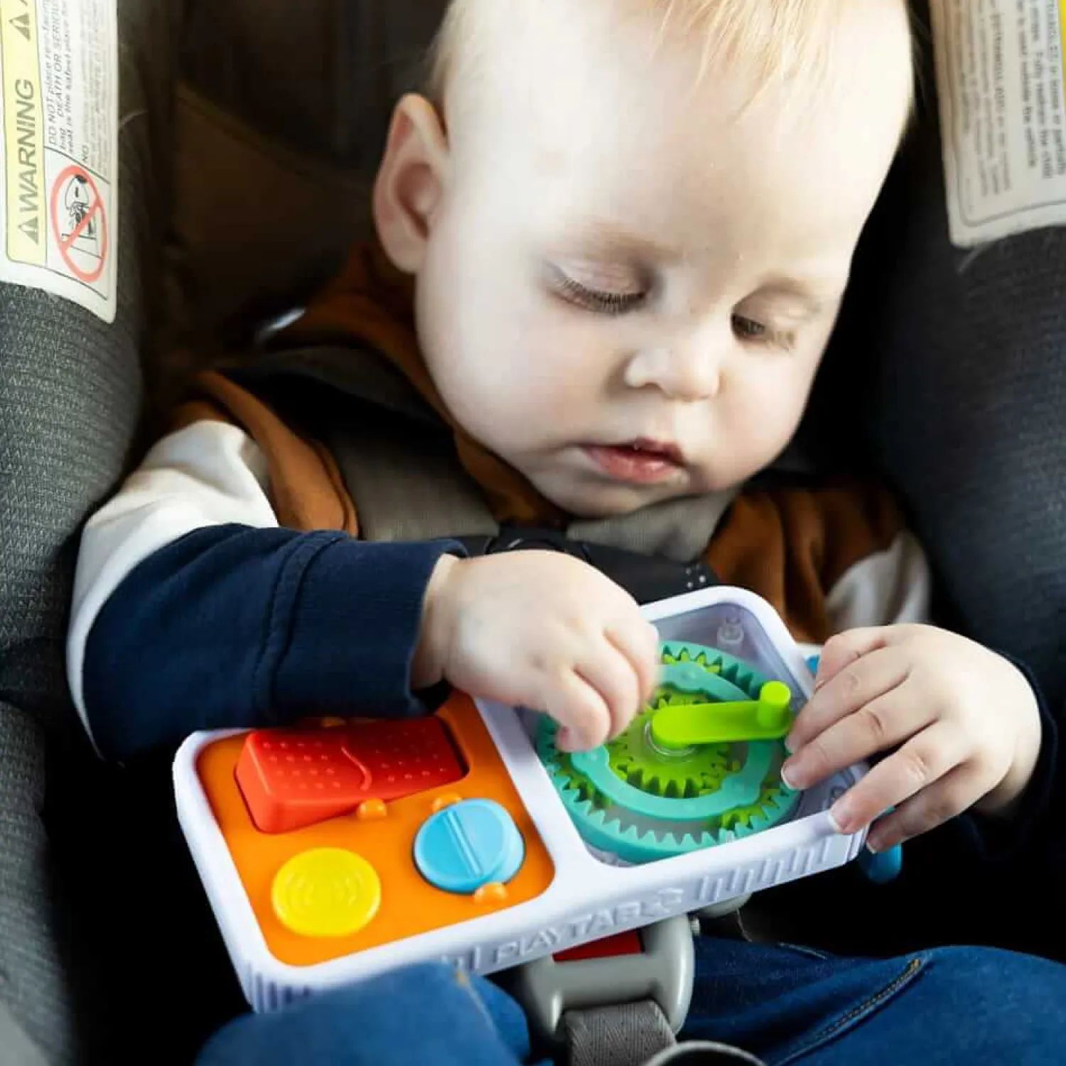 Idealne W Podróży|12M+ | Fat Brain Toys PlayTab Go - Sensoryczne Kwadraty z zawieszką