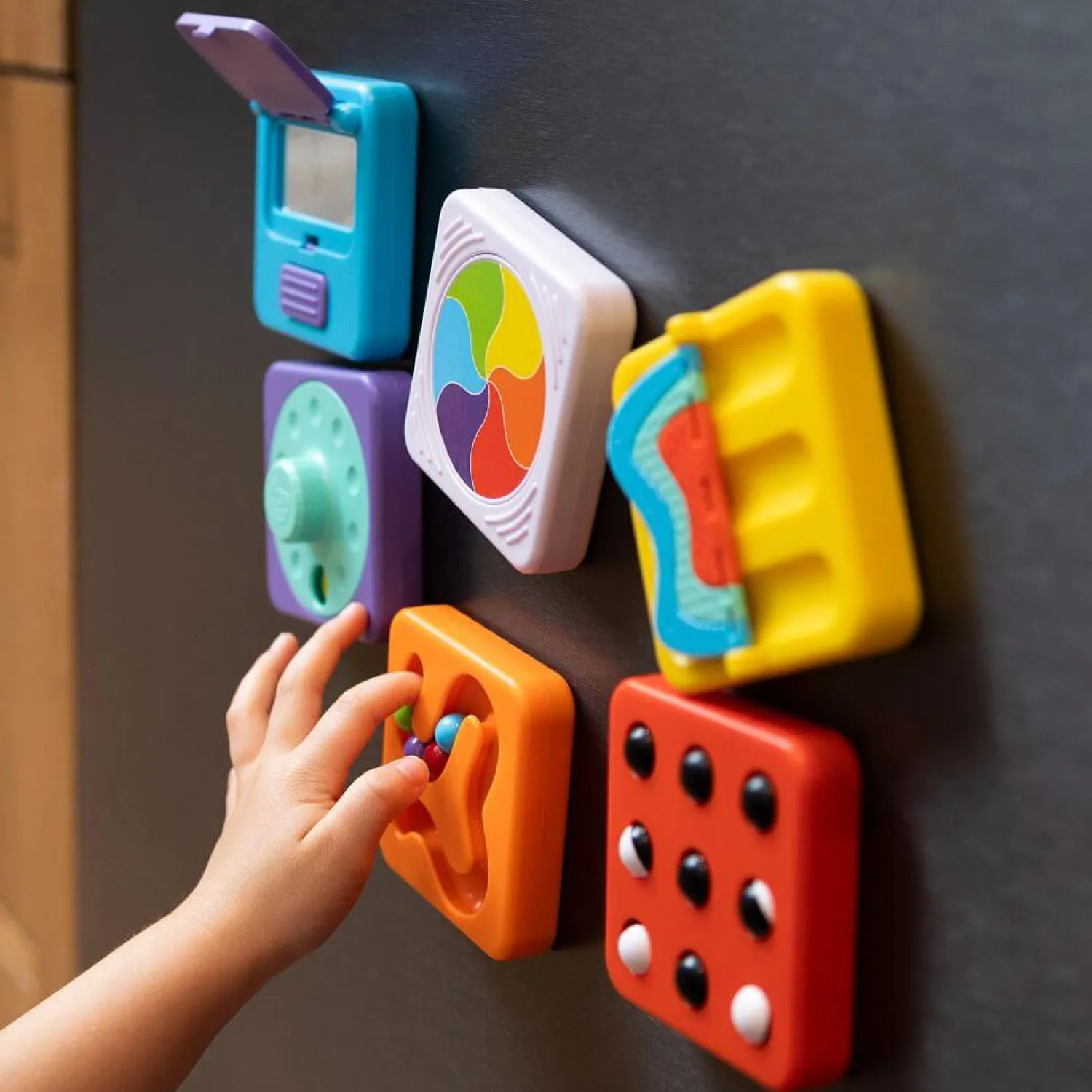 Idealne W Podróży|12M+ | Fat Brain Toys PlayTab Sensoryczne Kwadraty - zestaw 4 z kołem zębatym