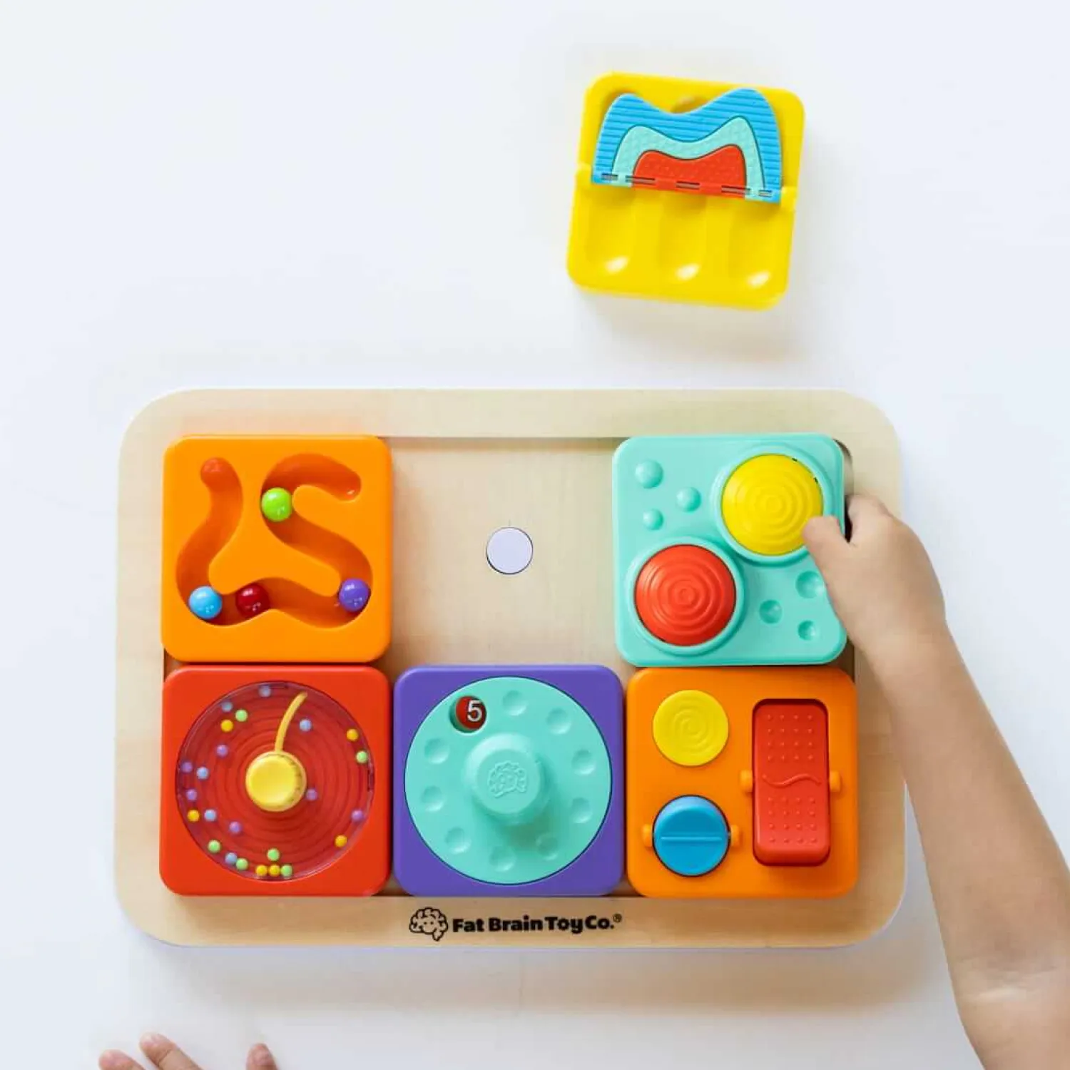 Idealne W Podróży|12M+ | Fat Brain Toys PlayTab Sensoryczne Kwadraty - zestaw 4 z kołem zębatym