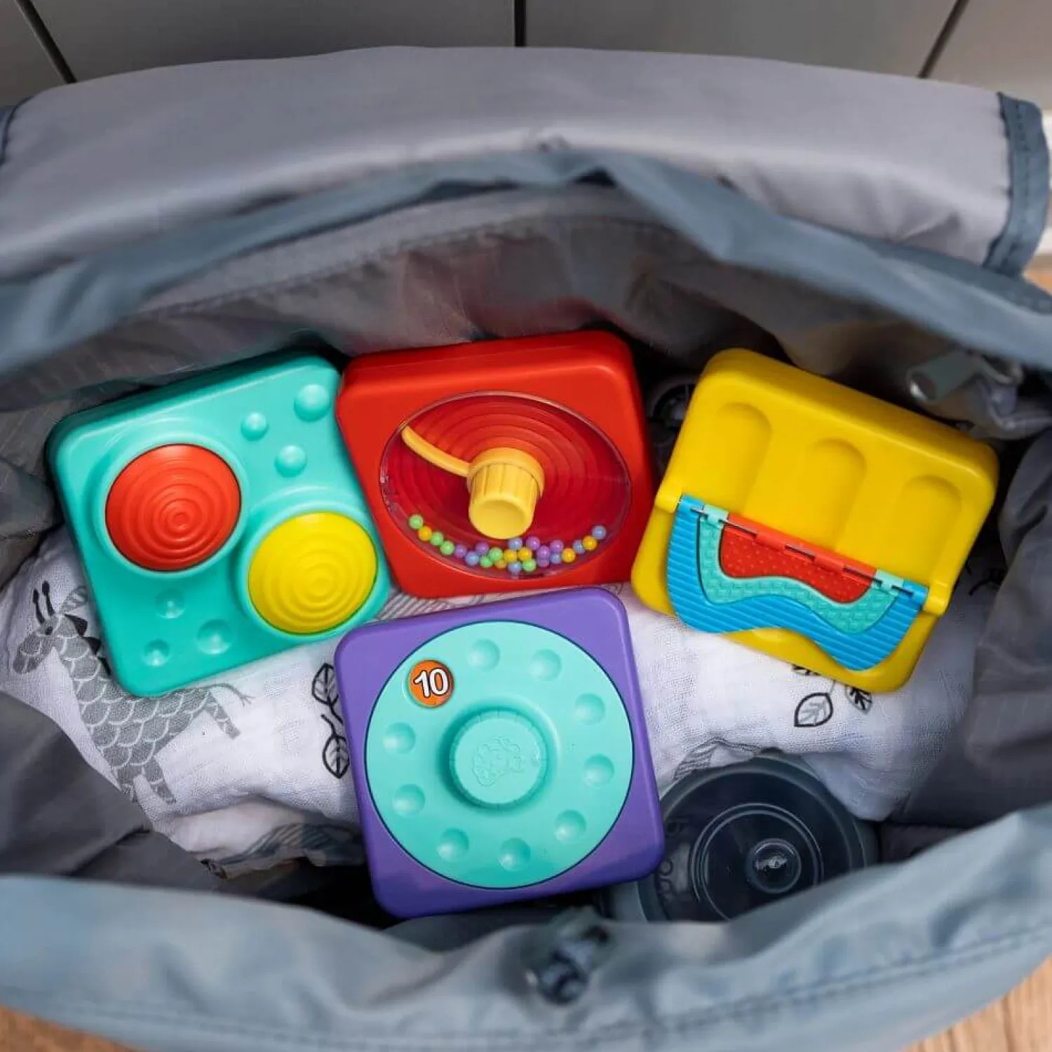 Idealne W Podróży|12M+ | Fat Brain Toys PlayTab Sensoryczne Kwadraty - zestaw 4 z kołem zębatym