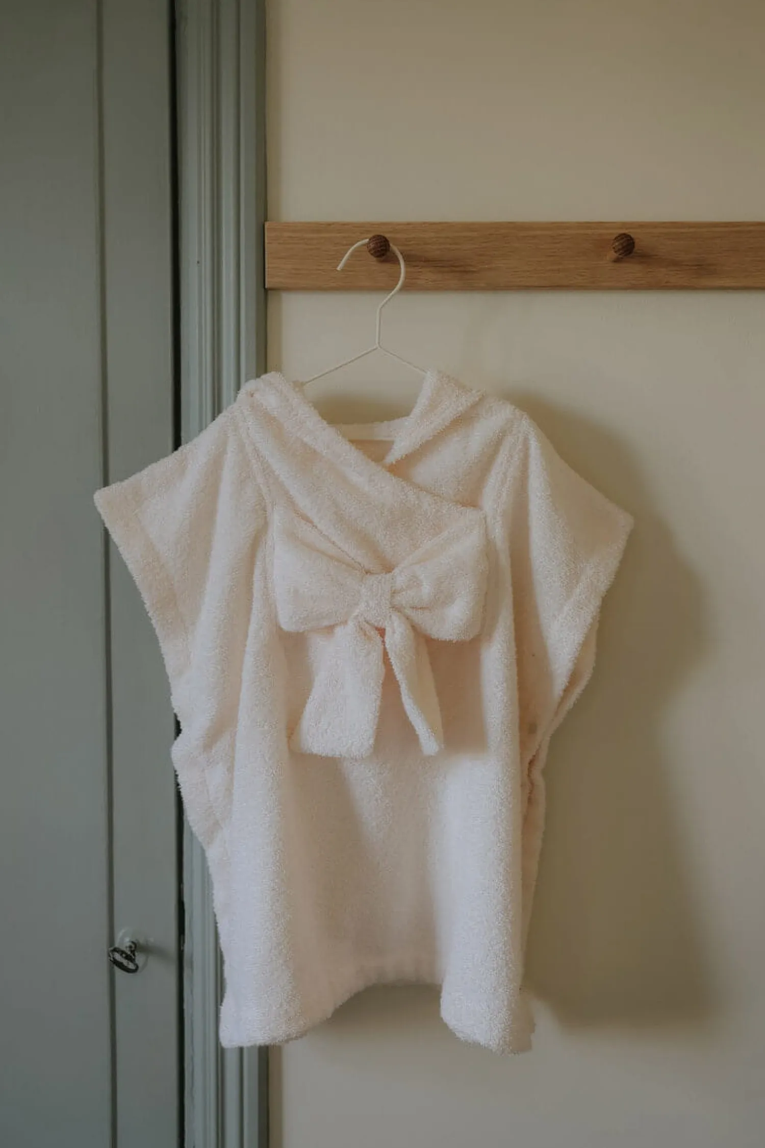 Ręczniki I Myjki | Elodie Details Ponczo kąpielowe - creamy white 1-3 lata