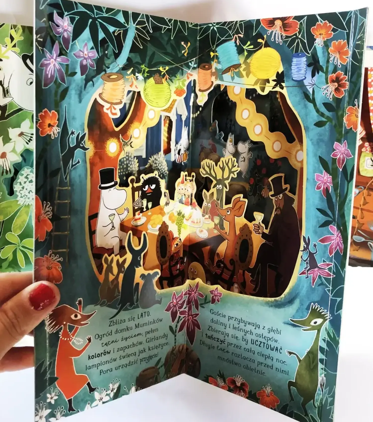 Ruchome Elementy|5-8 Lat | HarperCollins Rok w Dolinie Muminków. Karuzela pop-up