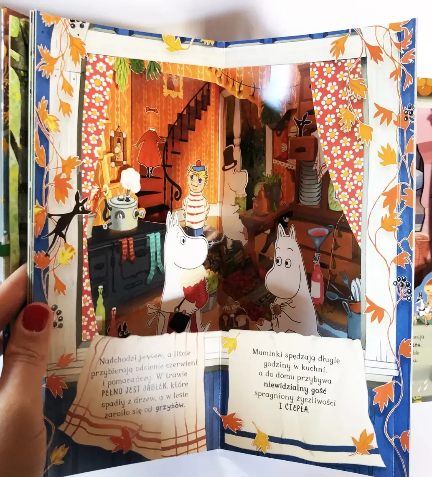 Ruchome Elementy|5-8 Lat | HarperCollins Rok w Dolinie Muminków. Karuzela pop-up
