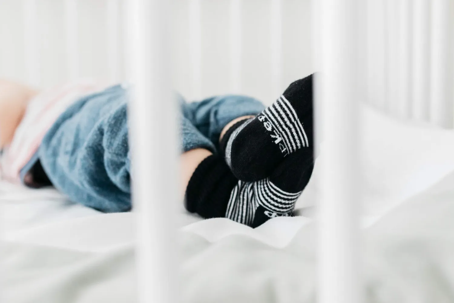 Małe Stópki | KipKep Skarpetki niemowlęce Stay-on-Socks, Black Stripes