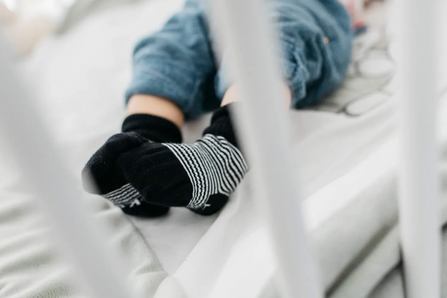 Małe Stópki | KipKep Skarpetki niemowlęce Stay-on-Socks, Black Stripes
