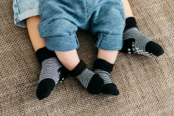 Małe Stópki | KipKep Skarpetki niemowlęce Stay-on-Socks, Black Stripes