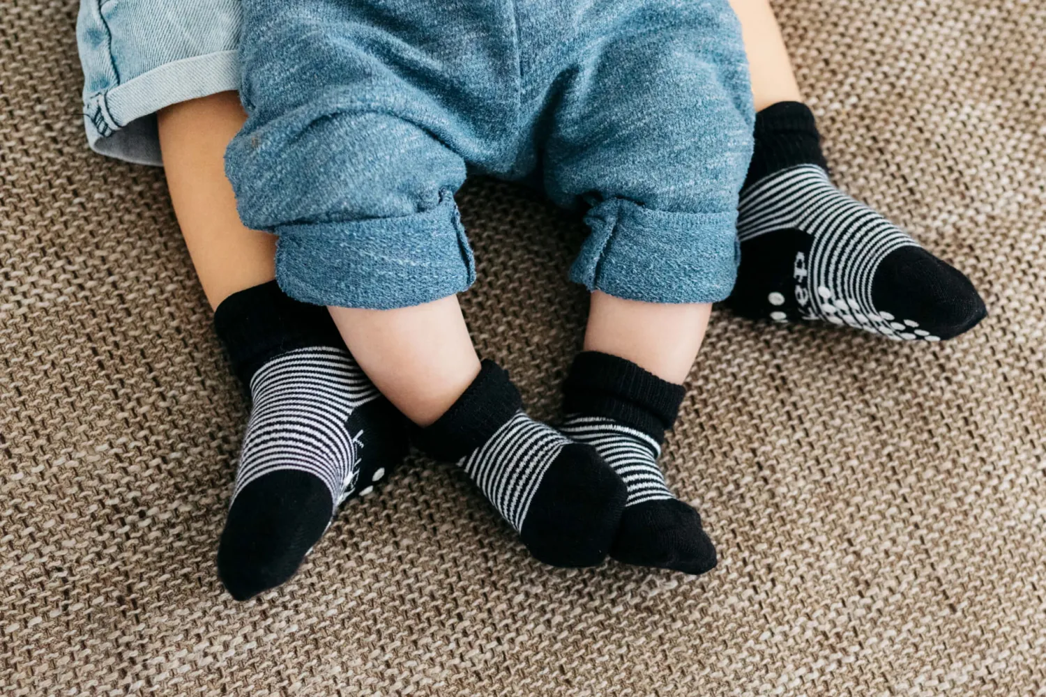 Małe Stópki | KipKep Skarpetki niemowlęce Stay-on-Socks, Black Stripes