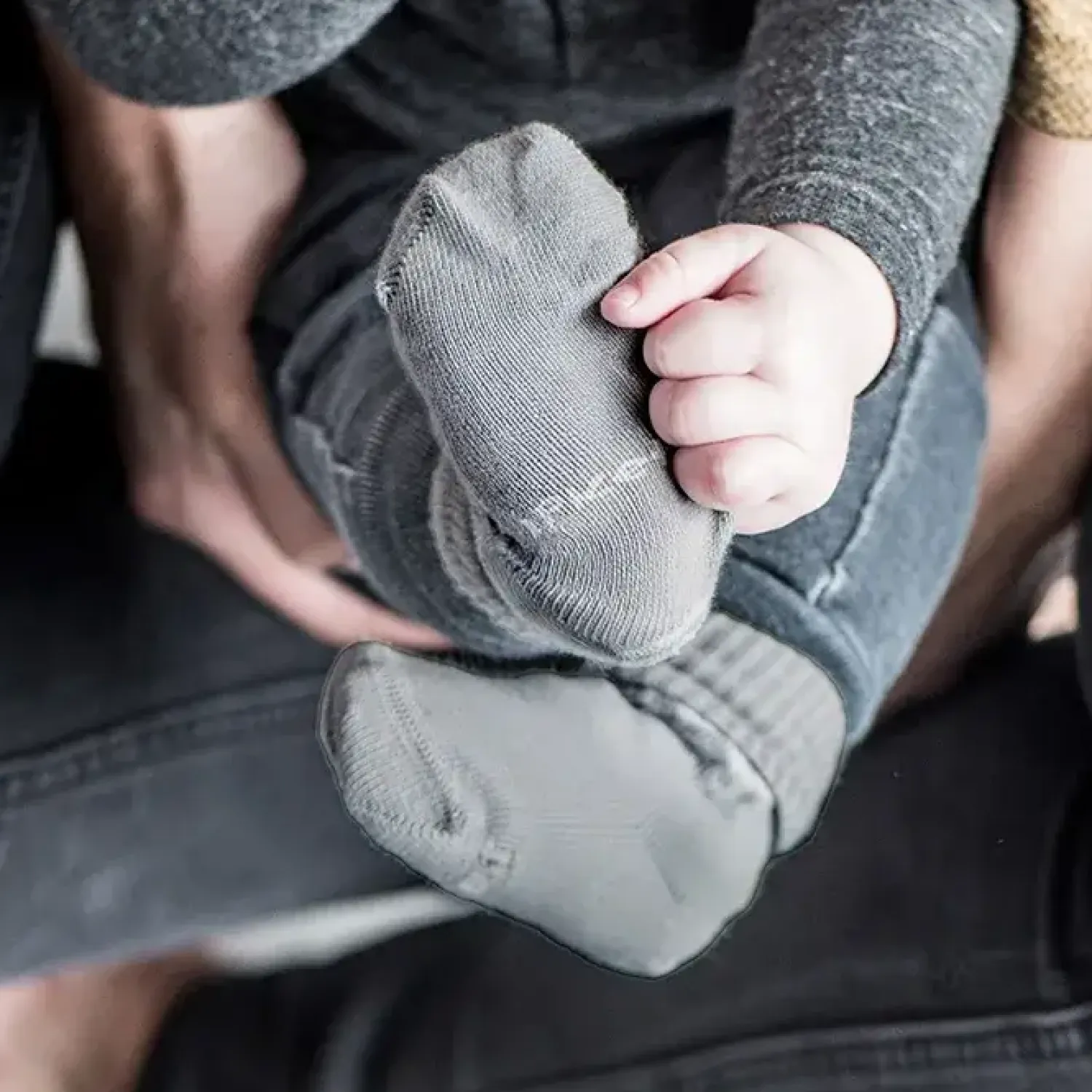 Małe Stópki | KipKep Skarpetki niemowlęce Stay-on-Socks, Pebble Grey