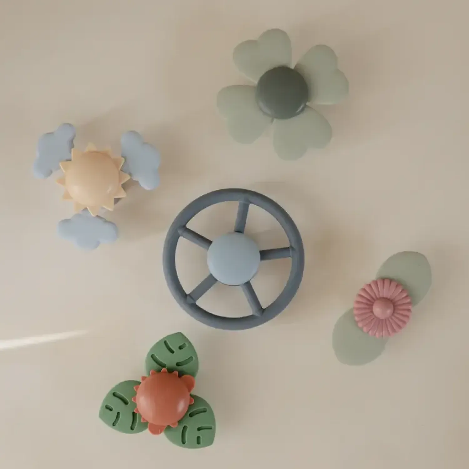 Idealne W Podróży|12M+ | Mushie Spinner sensoryczny z przyssawką - Wheel