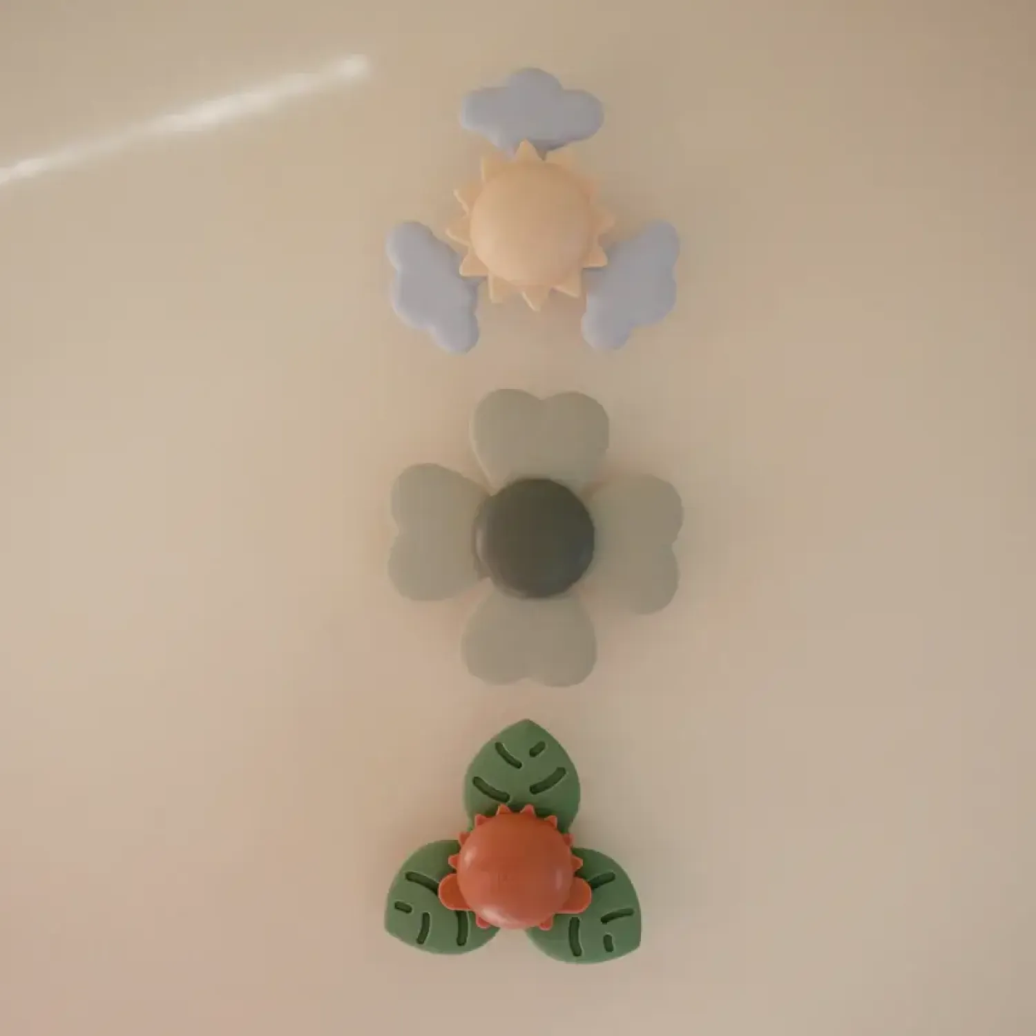 Idealne W Podróży|12M+ | Mushie Spinner sensoryczny z przyssawką - Lucky