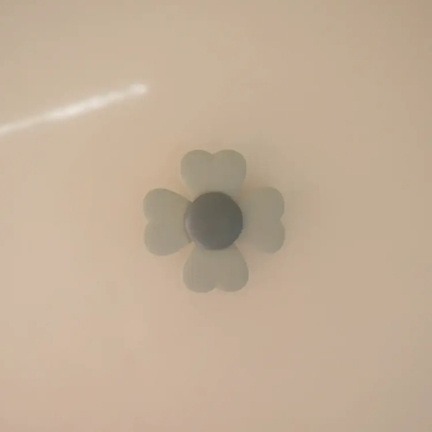 Idealne W Podróży|12M+ | Mushie Spinner sensoryczny z przyssawką - Lucky