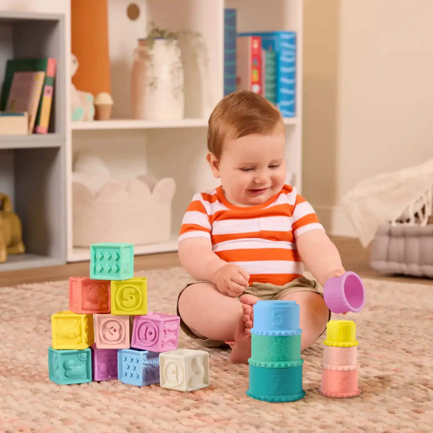 12M+|2 Lata + | B.Toys Stackin’ Squishies – miękkie kubeczki i klocki sensoryczne 2w1