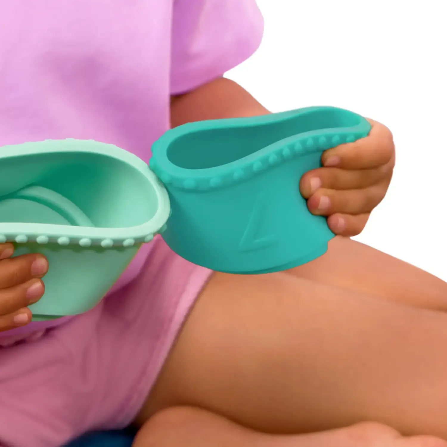 12M+|2 Lata + | B.Toys Stackin’ Squishies – miękkie kubeczki i klocki sensoryczne 2w1