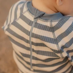 Stroje Kąpielowe|Stroje Kąpielowe | Little Dutch Swimsuit z krótkim rękawem Ocean Blue Stripes