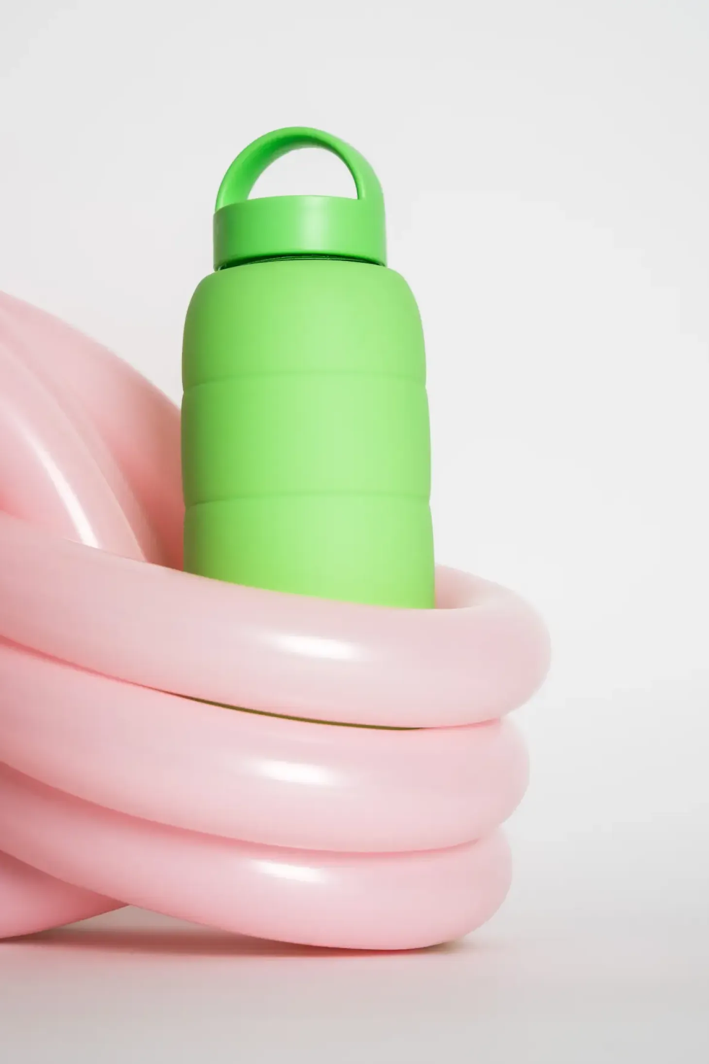 Szklana butelka do monitorowania dziennego nawodnienia Puffer Bottle - LIME
