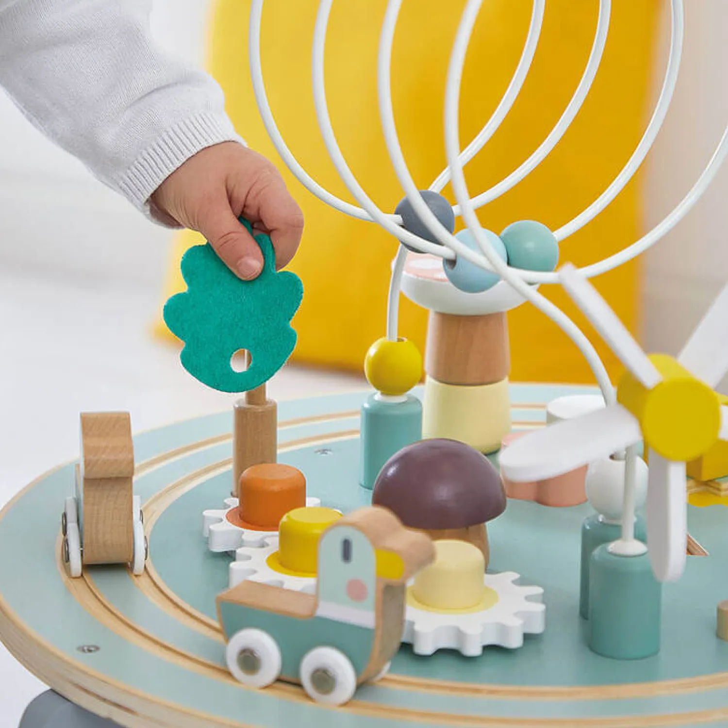 12M+|Aktywizujące | Janod Wielofunkcyjny stolik edukacyjny drewniany z regulacją wysokości Ogród Sweet Cocoon 12m+
