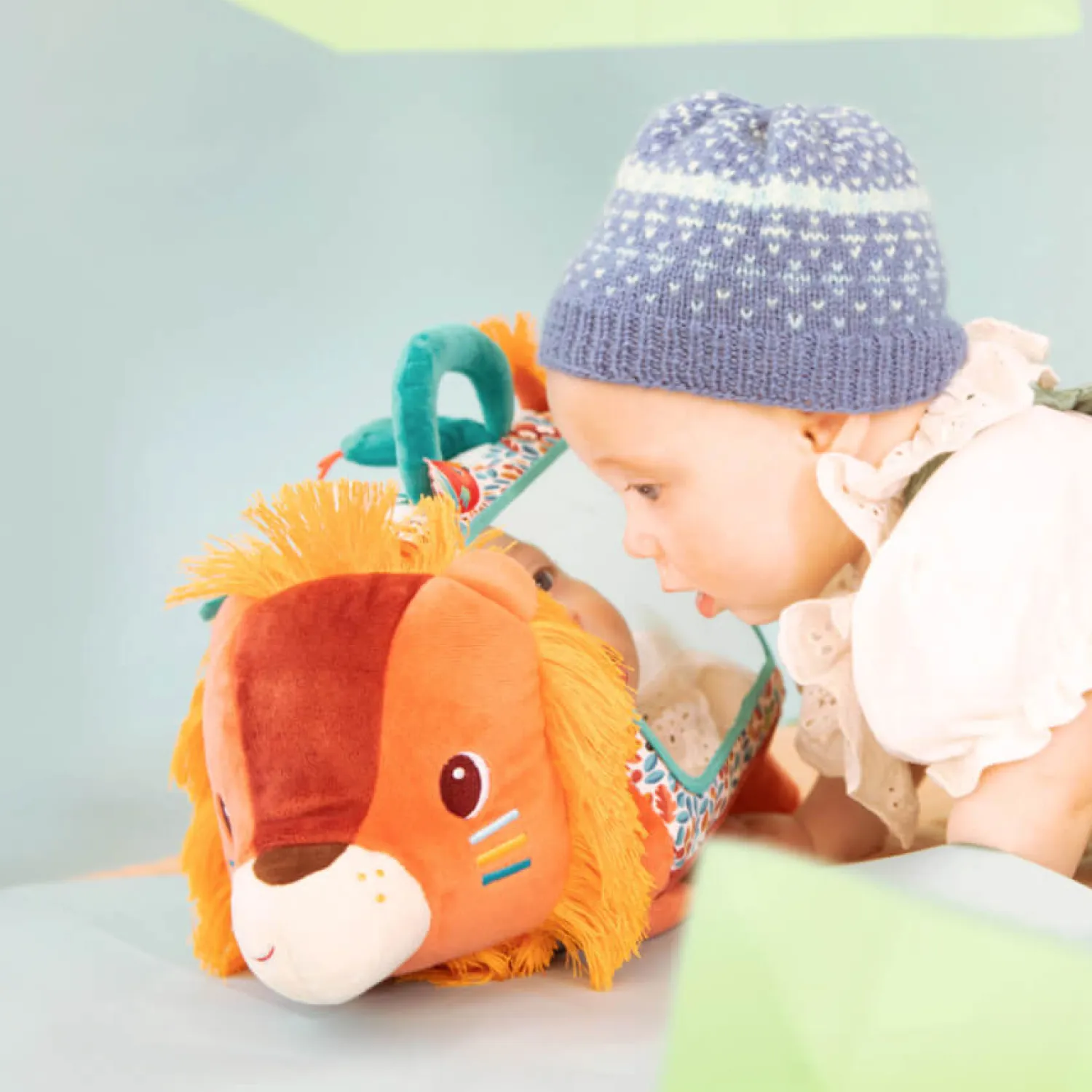 Aktywizujące|Sensoryczne | Lilliputiens Wielofunkcyjny trójkąt z lusterkiem Lew Jack 3 m+