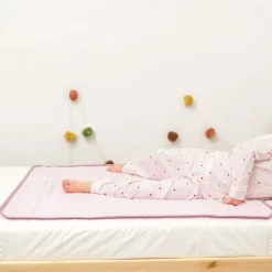 Ułatwiacze Życia|Pa Pa Pielucho | Moon Bloom Wodoodporny podkład na łóżko dziecięce Blush