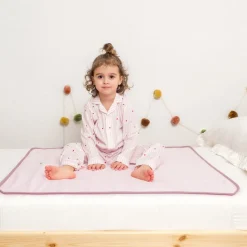 Ułatwiacze Życia|Pa Pa Pielucho | Moon Bloom Wodoodporny podkład na łóżko dziecięce Blush