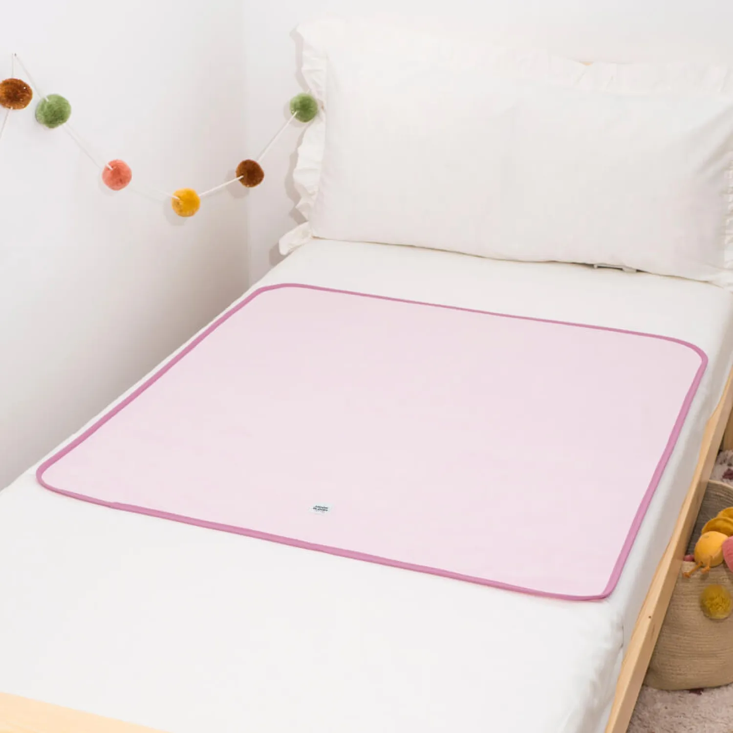 Ułatwiacze Życia|Pa Pa Pielucho | Moon Bloom Wodoodporny podkład na łóżko dziecięce Blush