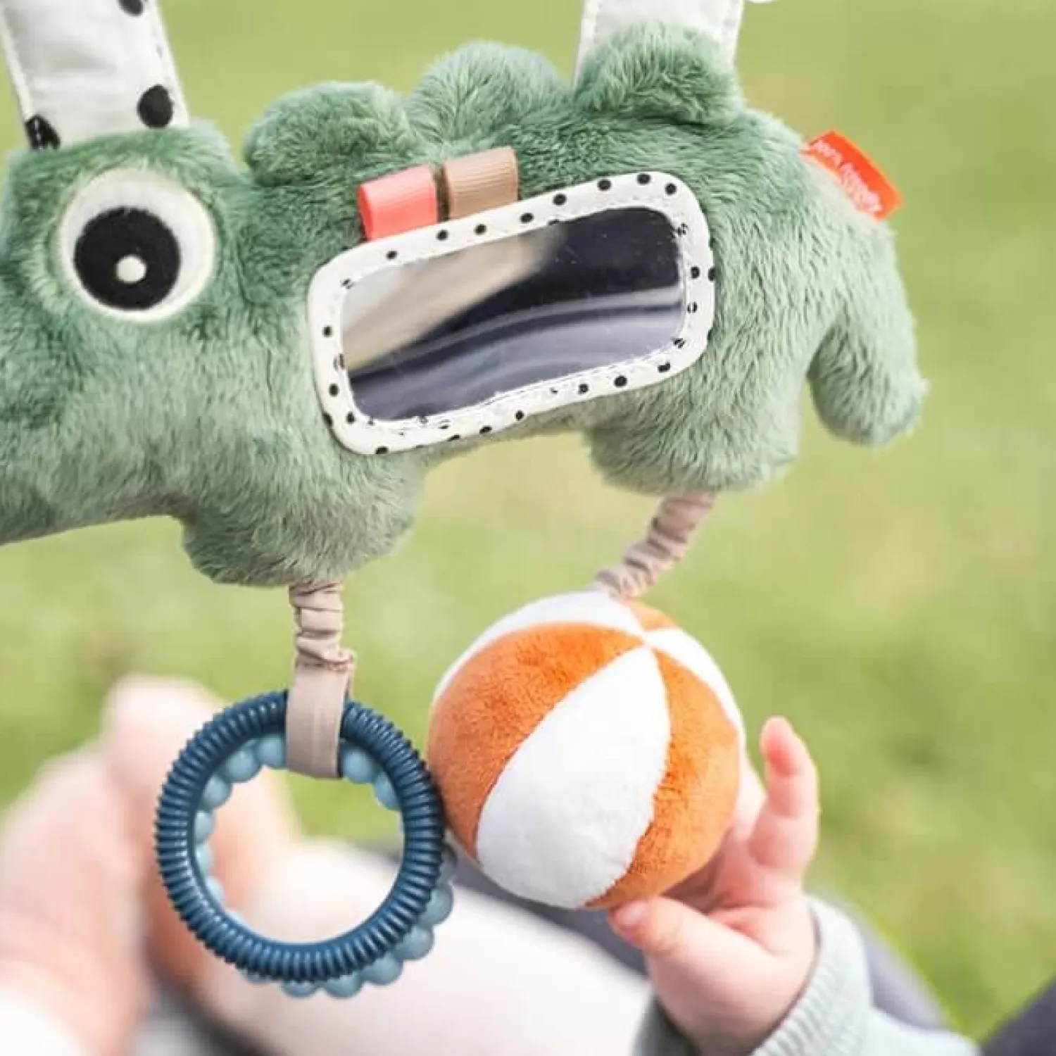 Do Wózka I Fotelika|Idealne W Podróży | Done by Deer Zawieszka do wózka i fotelika Krokodyl Croco Green