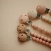 Zawieszki Do Smoczka|Zawieszki Do Smoczka | Mushie Zawieszka koralikowa na smoczek Eva - Blush