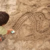 3 Lata +|Plażowe | BS Toys Zestaw kreatywny, drewniane narzędzia do tworzenia wzorów w piasku