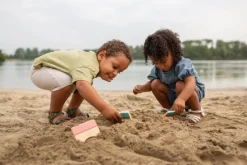 3 Lata +|Plażowe | BS Toys Zestaw kreatywny, drewniane narzędzia do tworzenia wzorów w piasku