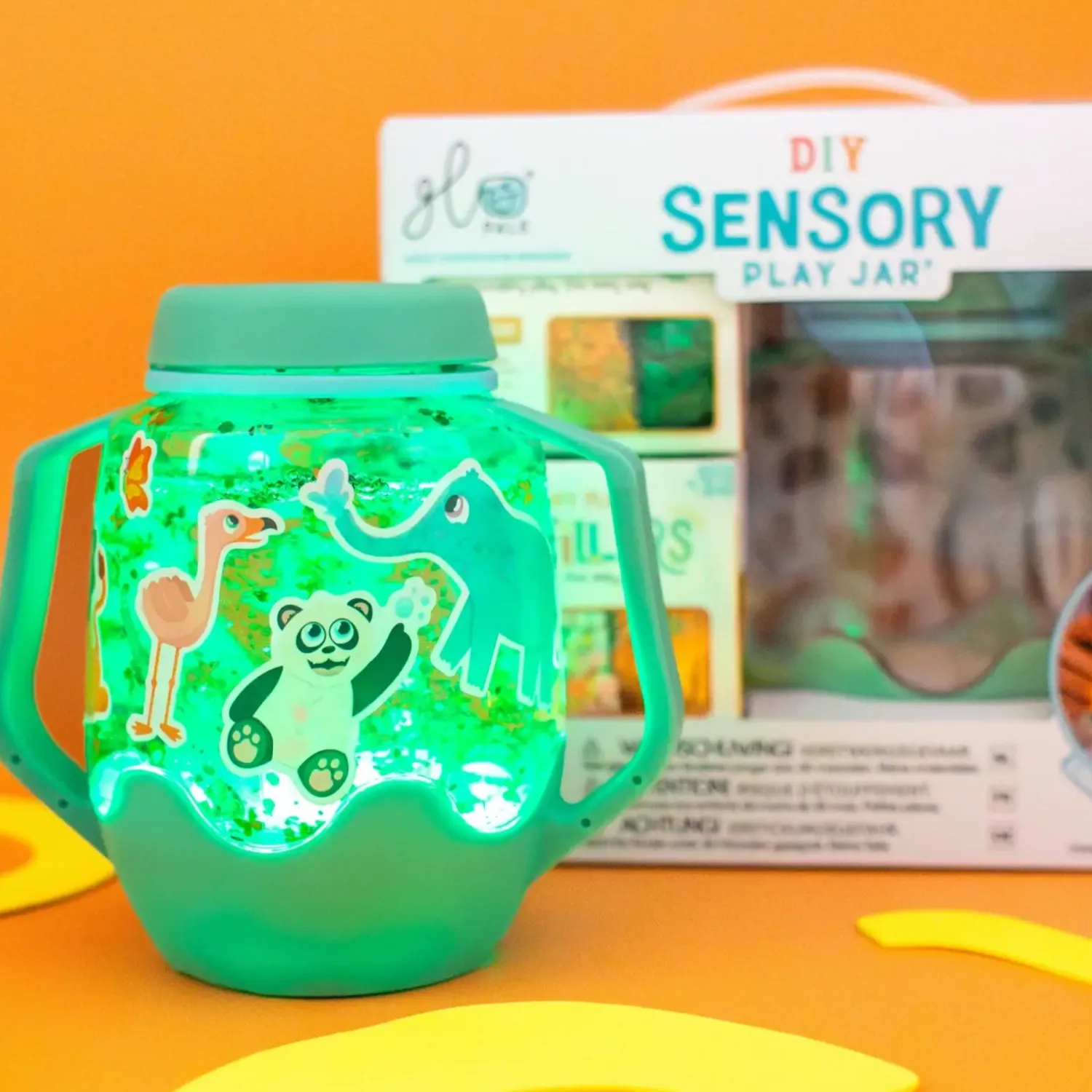 6 Lat+|3 Lata + | Glo Pals Zestaw sensoryczny DIY, świecący słoik z brokatami i figurkami Fun Fillers + naklejki gratis - ZOO