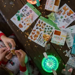 6 Lat+|3 Lata + | Glo Pals Zestaw sensoryczny DIY, świecący słoik z brokatami i figurkami Fun Fillers + naklejki gratis - ZOO