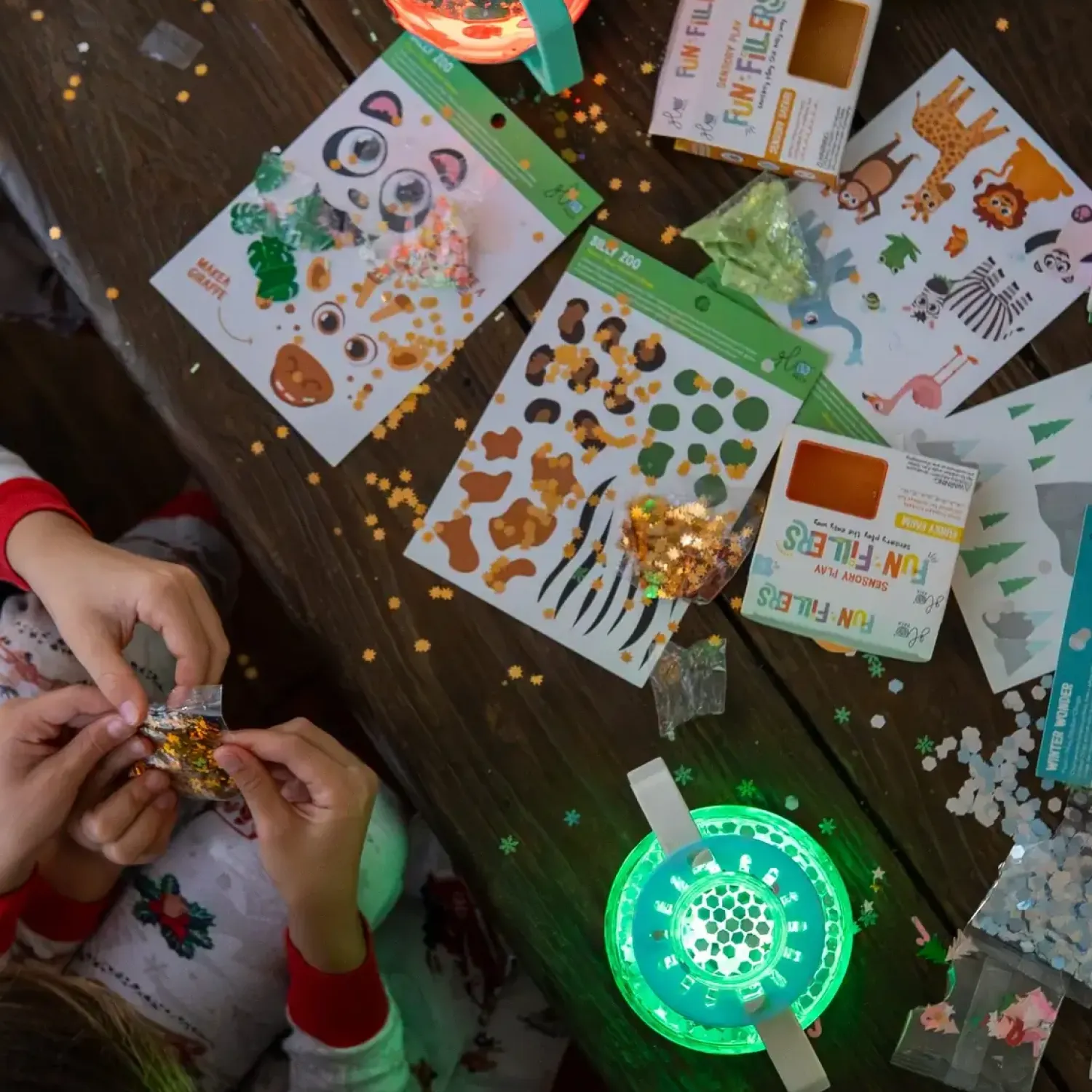 6 Lat+|3 Lata + | Glo Pals Zestaw sensoryczny DIY, świecący słoik z brokatami i figurkami Fun Fillers + naklejki gratis - ZOO