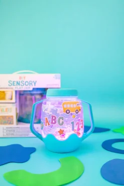 Zestaw sensoryczny DIY, świecący słoik z brokatami i figurkami Fun Fillers + naklejki gratis - ABC